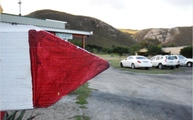 ‘n Voorbeeld van “Depth of Field”, met die helder aanwysigingsbord as fokuspunt, teenoor die dowwe (“blurred”) agtergrond